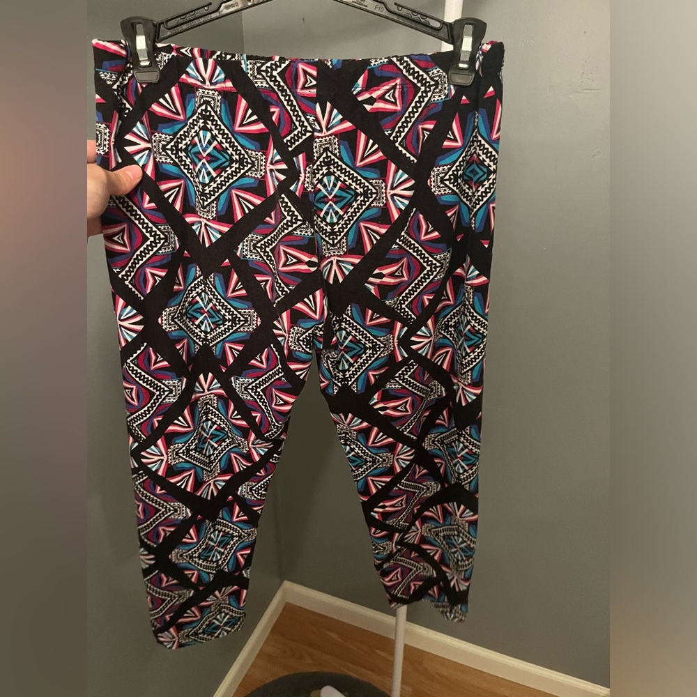 Women’s capri leggings with vibrant design